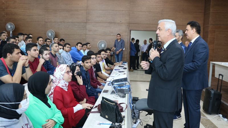 عادل مبارك خلال الجولة