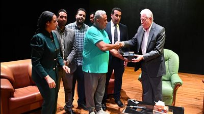 استعدادا لمؤتمر تغير المناخ.. ماذا فعل فودة لسائقي التاكسي بشرم الشيخ 