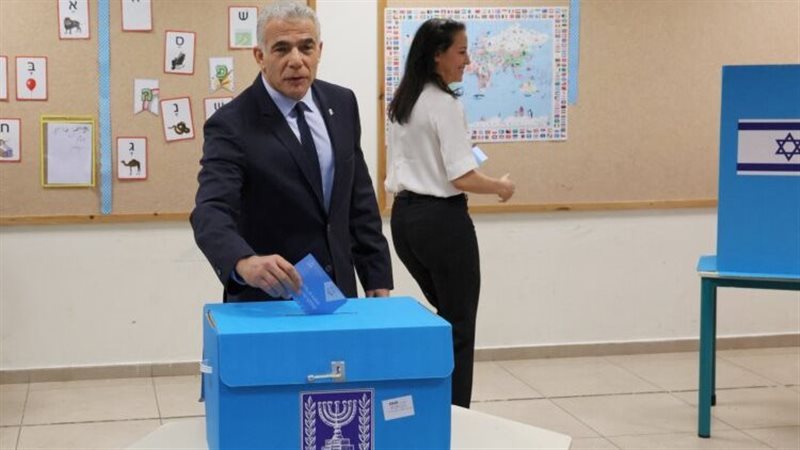 لابيد يدلي بصوته