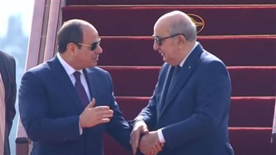 السيسي يستقبل تبون بمطار القاهرة الدولي 