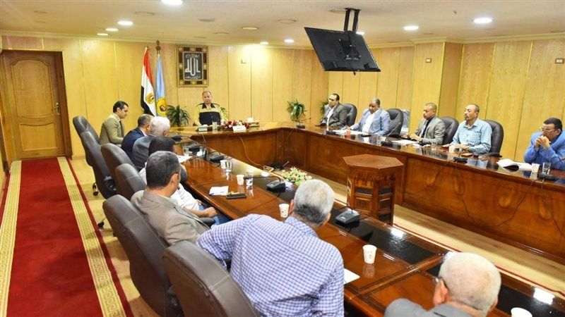 اجتماع محافظ أسيوط