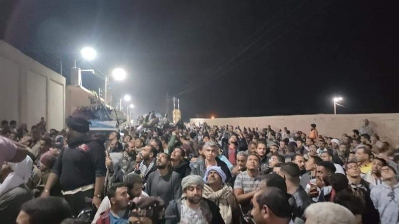انتظار الاهالي خارج