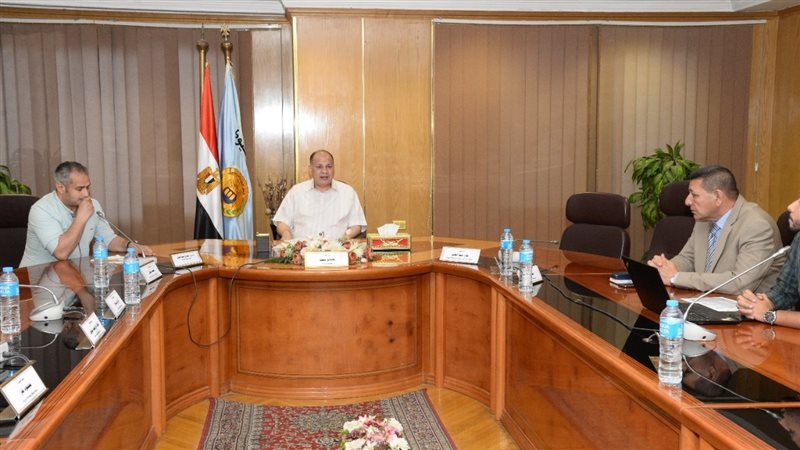 اجتماع محافظ أسيوط
