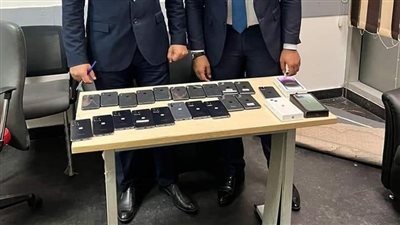 جمارك مطار القاهرة تحبط 4 عمليات تهريب.. ضبط هواتف بحوزة راكبين.. ومخدرات ومستحضرات تجميل بحوزة آخر