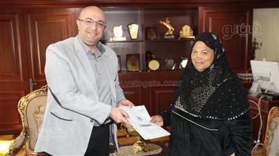محافظ بني سويف يلتقي سيدة الكرنك ويخصص لها شقة وكشك مراعاة لظروفها 