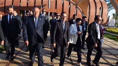 رئيس الوزراء يفتتح المنطقة الخضراء ويتفقد أجنحة الوزارات وعددًا من شركات القطاع الخاص