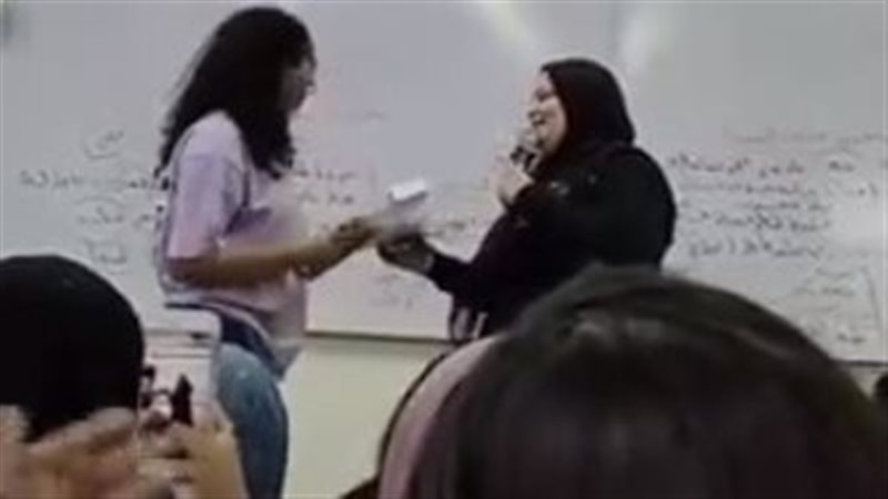معلمة تهدي طالبة
