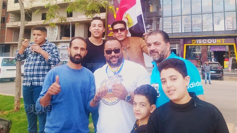 بطل العالم خلال لقائة