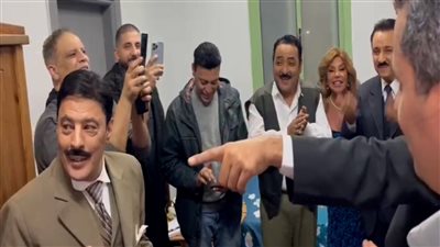 مسلسل الضاحك الباكي يحتفل بعيد ميلاد اثنين من الأبطال| فيديو 