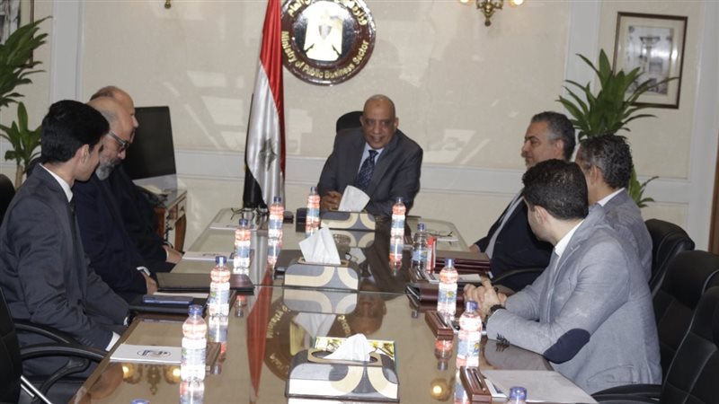 محمود عصمت وزير قطاع
