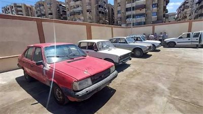 تجهيز ساحة التخريد لتجميع السيارات القديمة فى أسوان
