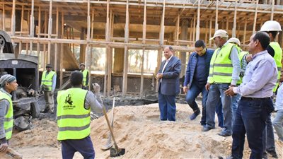محافظ أسيوط يتفقد إنشاء مجمع الخدمات الزراعية بقرية الحمام 