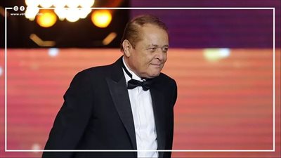 الوجه الآخر من حياة محمود عبد العزيز.. وحكاية كوباية شاي وحتة كنافة صنعت منه ساحر الفن | فيديوجراف