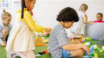 أسباب الخجل الزائد عند الطفل.. وطرق التعامل معه
