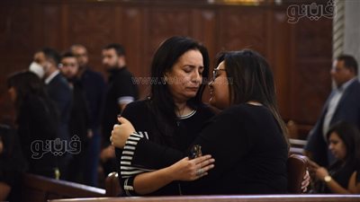 صدمة وحزن.. أولاد غبور يتلقون العزاء في والدهم قبل مراسم الجنازة | فيديو وصور
