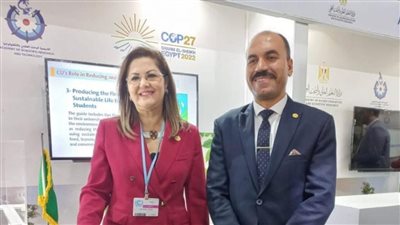 الزوار الأجانب والمصريون يتوافدون على معرض جامعة القاهرة بجناح الابتكار الأخضر بشرم الشيخ