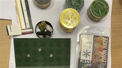 جمارك مطار القاهرة تحبط 3 محاولات تهريب.. ضبط 24 هاتفا مع أجنبي.. 5 سبائك ذهبية داخل لاب توب.. والقبض على راكب بحوزته مخدر الماريجوانا 