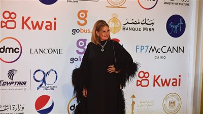 يسرا بالأسود على ريد كاربت مهرجان القاهرة السينمائي |صور