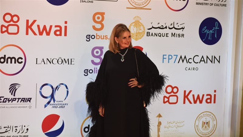 الفنانة يسرا