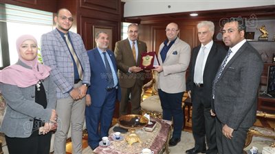 محافظ بني سويف يبحث مع خريجي الأزهر تعزيز التعاون في المبادرات والتوعوية