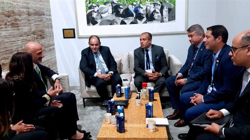 وزير الصناعة مع وفد