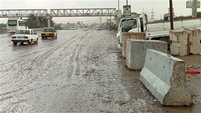 بسبب نوة المكنسة.. الدفع بسيارات شفط المياه بأحياء الإسكندرية |صور