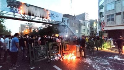مصرع شخصين وإصابة اثنين آخرين في هجوم مسلح استهدف دورية للشرطة الإيرانية بأصفهان