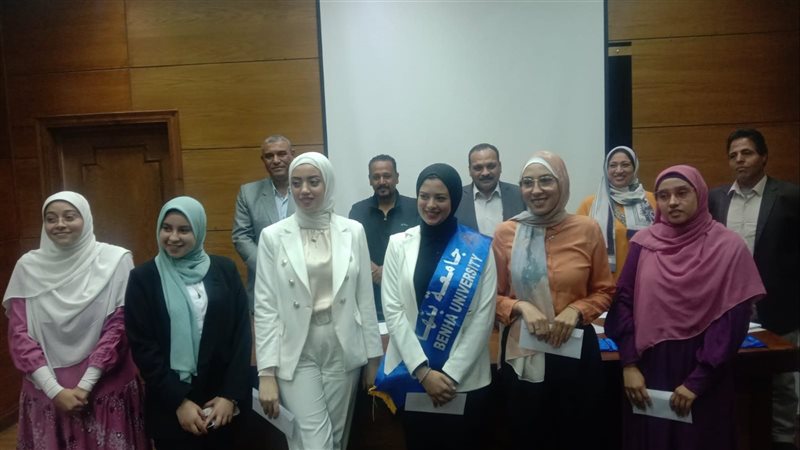 جامعة بنها تكرم طلابها
