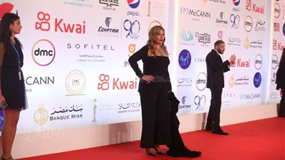ليلى علوي وإلهام شاهين بالأسود في رابع أيام مهرجان القاهرة السينمائي |صور