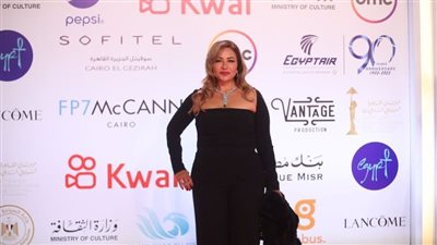 ليلى علوي وإلهام شاهين أبرز الحضور.. نجوم ونجمات الفن يجتمعون في عرض فيلم ١٩ ب | صور