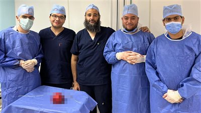 استقرار حالة مريض بعد استخراج فوطة مهملة من 7 سنوات ببطنه بالمنوفية
