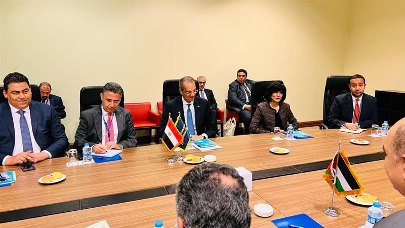 وزير الاتصالات خلال