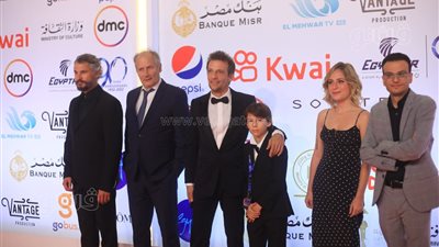 أبرزهم أمير رمسيس.. توافد الحضور على السجادة الحمراء لفيلم رائد الفضاء | فيديو