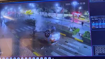 كاميرا المراقبة ترصد لحظة انقلاب سيارة تسير بسرعة جنونية بطرح البحر ببورسعيد