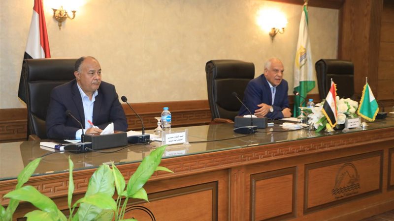 محافظ الجيزة في اجتماع