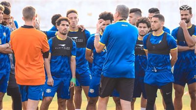 فاركو ضد الإسماعيلي.. جاريدو يعقد جلسة مع لاعبيه بمعسكر الإسكندرية