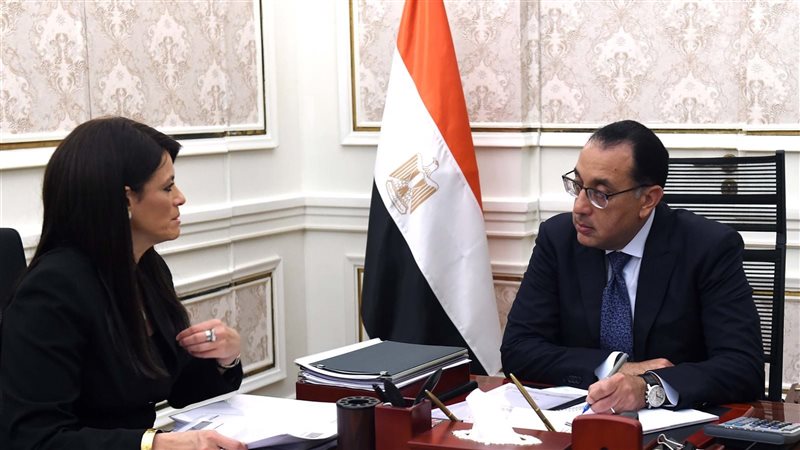 رئيس الوزراء ووزيرة