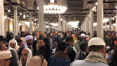 لا مكان لقدم.. الآلاف يحتفلون بالليلة الختامية لمولد الإمام الحسين| فيديو وصور 