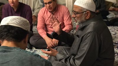 الطرق الصوفية تنظم حلقات ذكر داخل مسجد الحسين في الليلة الختامية| فيديو 