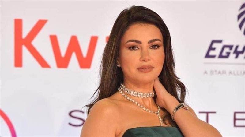 النجمة دينا فؤاد