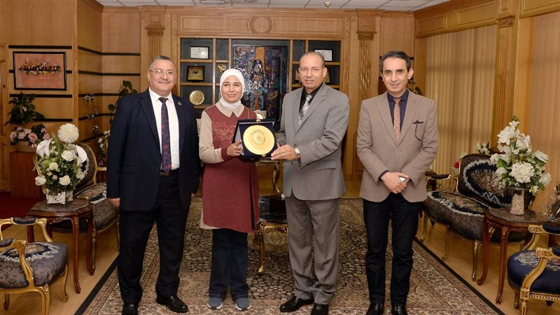 جامعة المنصورة تكرم