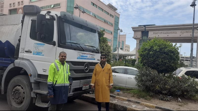 رجال هيئة الصرف الصحي