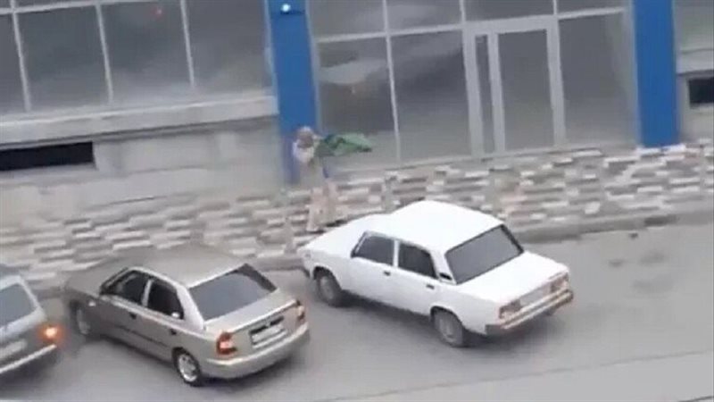 هجوم على حي تجاري