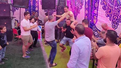زفة وسيشن ومزاد.. أهالي العريش يشاركون حسين وأسماء من قصار القامة فرحتهما