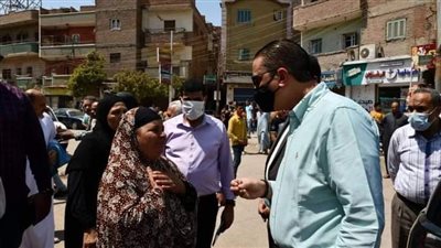 حكاية عجوز استوقفت محافظ الفيوم في عرض الشارع