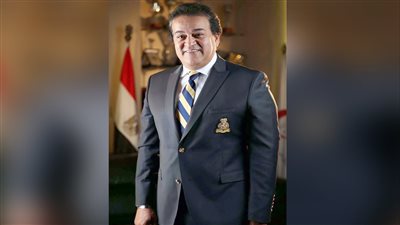 وزير التعليم العالي يعتمد قائمة الطلاب المتقدمين للمنح الدراسية الحكومية بالجامعة الأمريكية بالقاهرة