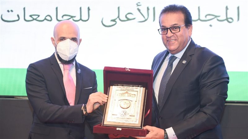 خالد الطوخى يهدى