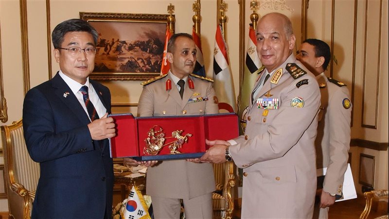  وزيرالدفاع والإنتاج