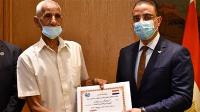 محافظ الفيوم يكرم عجوز الثانوية العامة