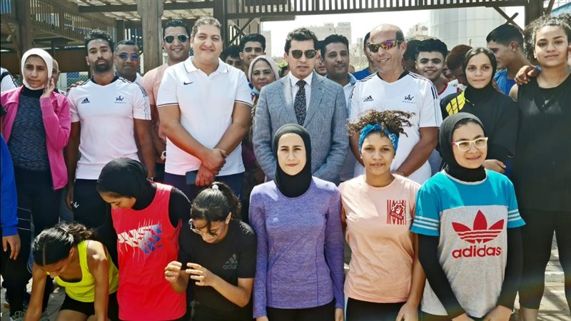 وزير الرياضة يتابع
